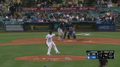 [Highlight] Eduardo Escobar with the RBI double to extend the lead to 4-1!