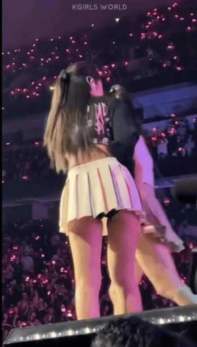 What a nice view on that sweet juicy ass 😋🤤💦