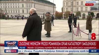 Przerywamy program i wystąpienie pani minister, aby pokazać Państwu poprawianie wstążki na wieńcu