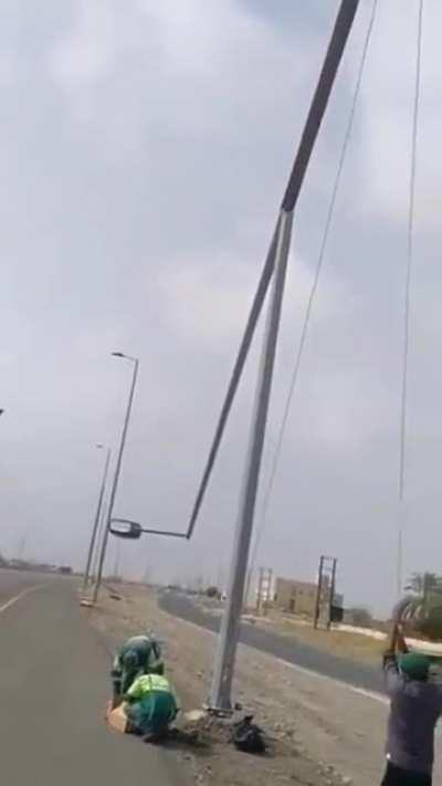 A smart way to change streetlight bulbs.