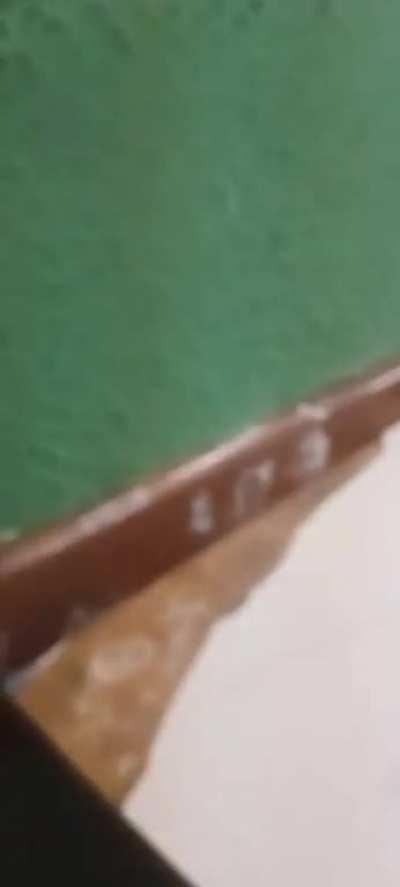 Meu amigo estourando a luz da escola