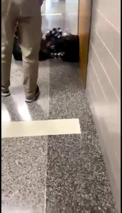 2 highschool girls fight in the hallway