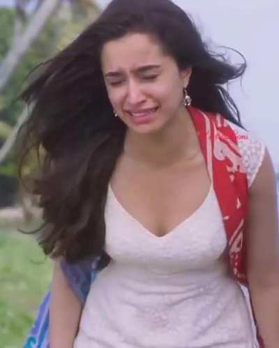 Shraddha Kapoor please don't cry.