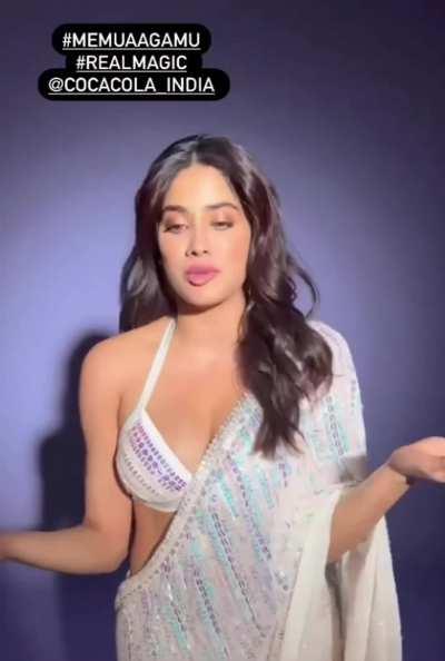 Janhvi Kapoor Cleavage show in Saree