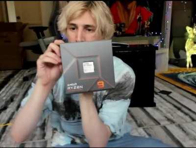 Minecraft skeleton ignites TNT