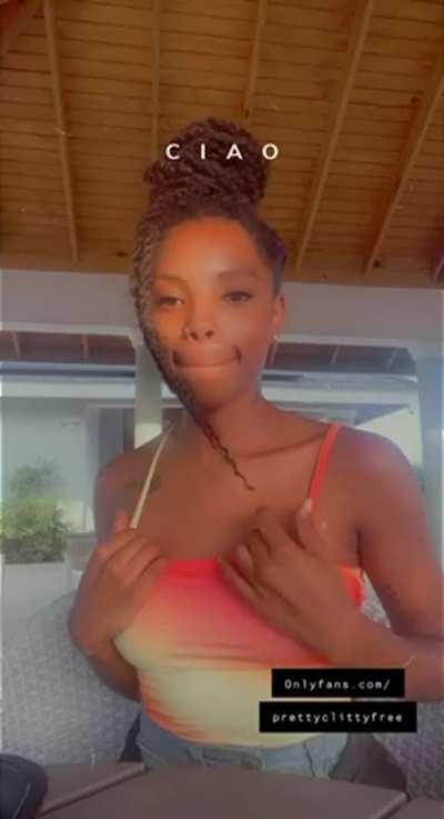 Omg I’m in public 🙈🙈