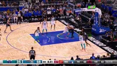 [Highlight] Bol Bol dunks ALL OVER Charlotte