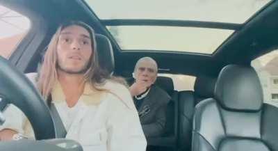 Wife forgot him in the car🤣