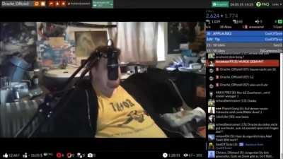 Seine Lurdschaft spielt gekonnt und gerne mit Stilmitteln wie der Antithese