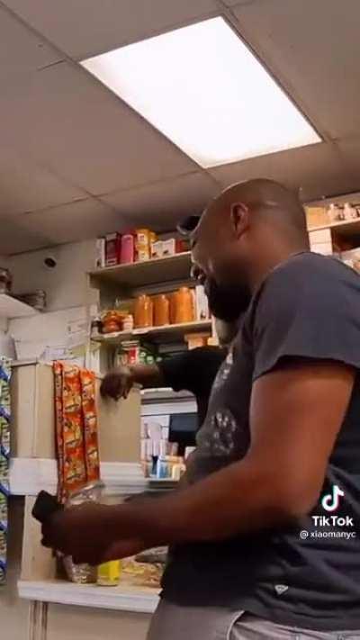 Ndi ocha batara supermarket na-ekwu okwu Igbo 😆