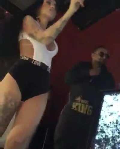 Mc Mirella dando show