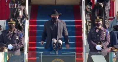 Garth brooks looks like a custom character in a cutscene