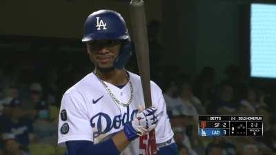 [Highlight] Mookie Betts, human treasure, flaunts some disgusting batting skills in front of Buster Posey