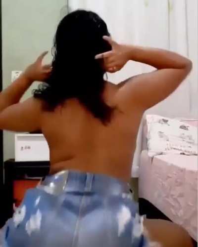 Peituda dancando