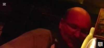 John kan lide musik og vil gerne have flere værtshuse at vælge imellem - ikke fedt at blive genkendt som den lokale fyldebøtte.