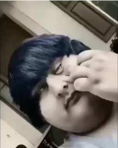 Banda mi pou anda bien raro solo porque lo deje sin comer