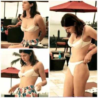 Anyone else really loves how much of a bimbo has Alexandra Daddario turned into?