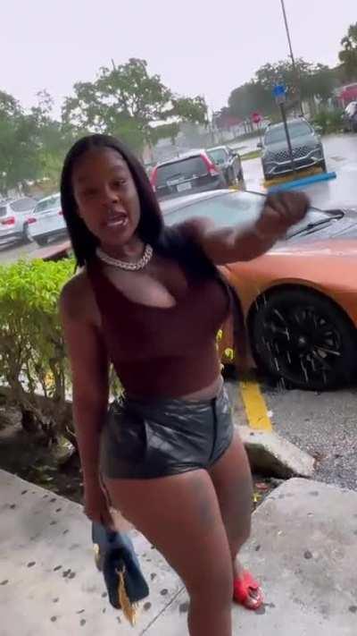 Sukihana Switch Shaking Ass Twerking