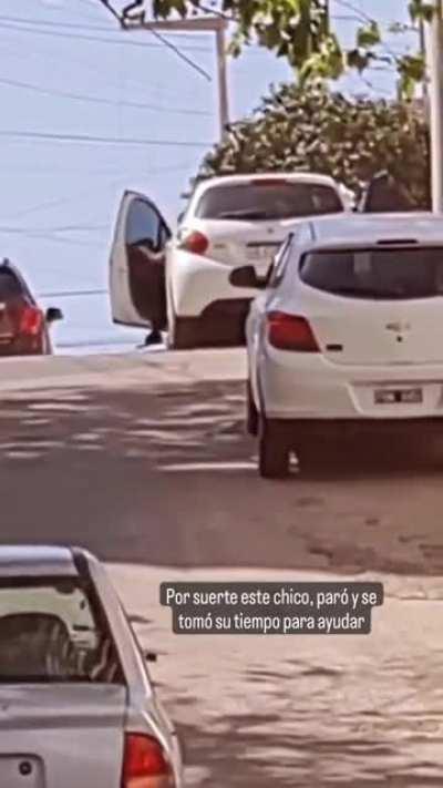 Se puso nerviosa en una subida y otro automovilista la ayudó