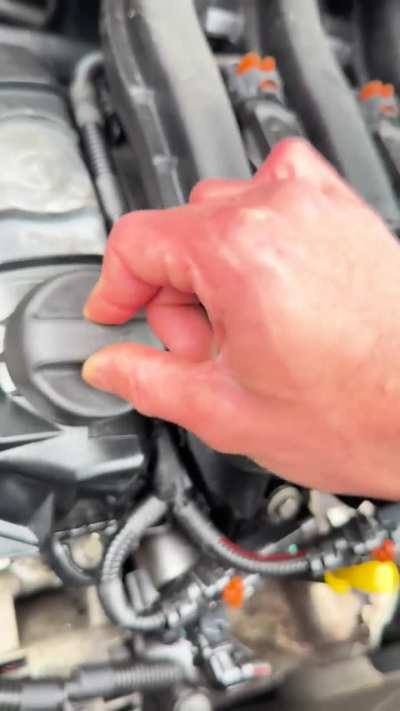 Is it normal for the oil cap to be this loose? 1.2 VTI 208