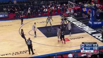 [Highlight] Embiid hits the clutch shot over the double