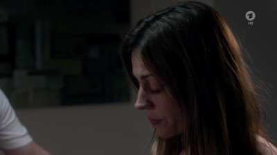 Ulrike C. Tscharre - Zielfahnder – Flucht in die Karpaten (DE2016) - Getting something to drink