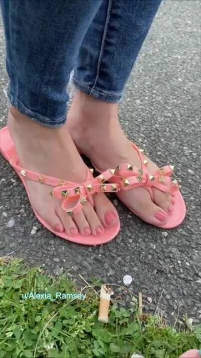 My friends and my feet for toes Tuesday! Wait until you see her soles😍