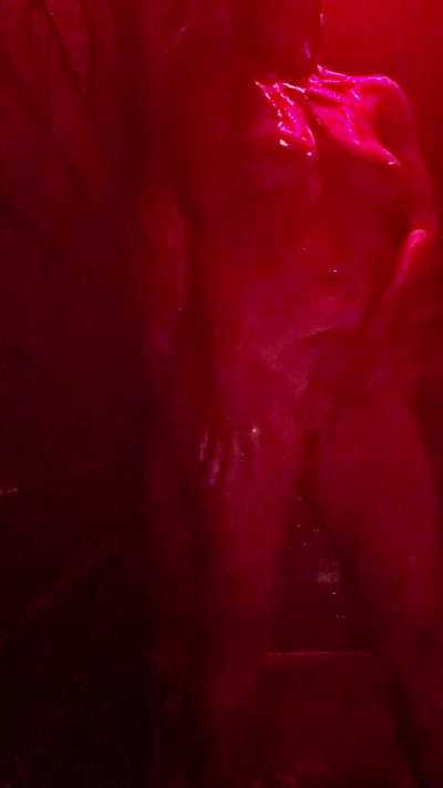 Throwback to the sexy shower session at the air bnb over summer vacation 🔥