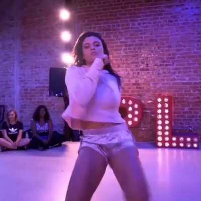 If she danced like this in a strip club she would probably be a millionaire. god damn goddess