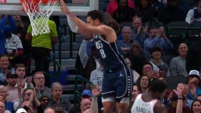 [Highlight] Kyrie with the off-foot Euro has Hart and Hartenstein looking for a map. Followed up by a beautiful bounce pass to Josh Green