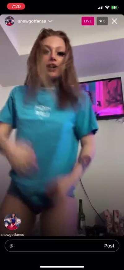 Snow shaking that ass