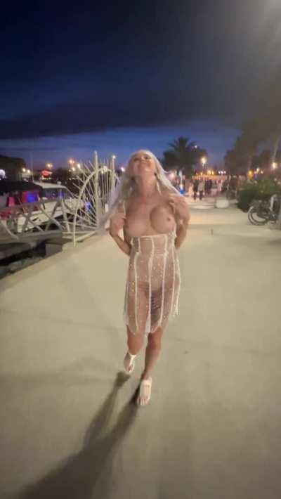 omw to the club with my titties out