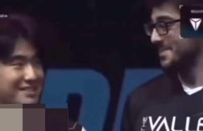 Momentos raros captados en cámara de gamers recibiendo afecto femenino