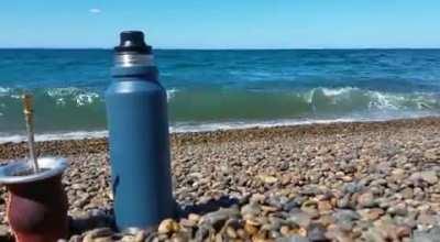 Alto rediturro! Antes de seguir aprecia un matecito con las olas y el mar de fondo