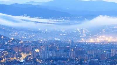 Timelapse del salto de niebla desde Collserola a los barrios del norte de Barcelona. Vídeo de Alfons Puertas