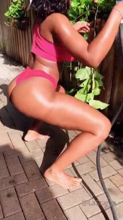 Since they said I can't post videos in the Lastarya group. Imma post her big booty ass right here for the bros #Lastarya