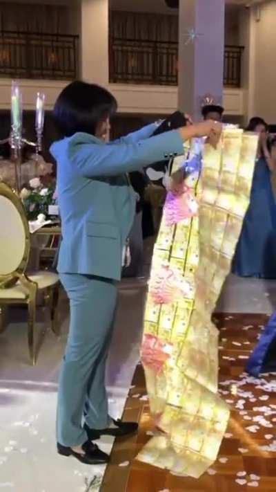 That one tita that loves to flex.