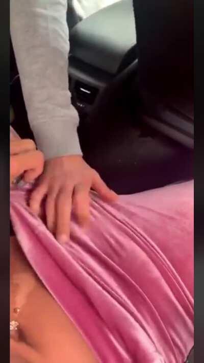 Giving the Uber driver a nice tip (Jessyca Ketlen)