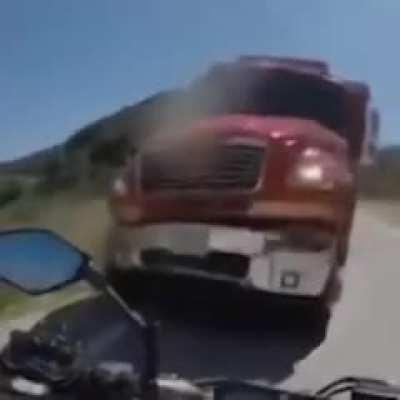 Até o motociclista parou para ouvir