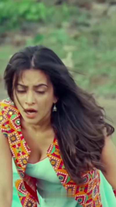 Kriti Kharbanda cleavage show