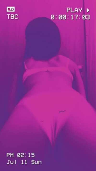 Can I distract you? 😝