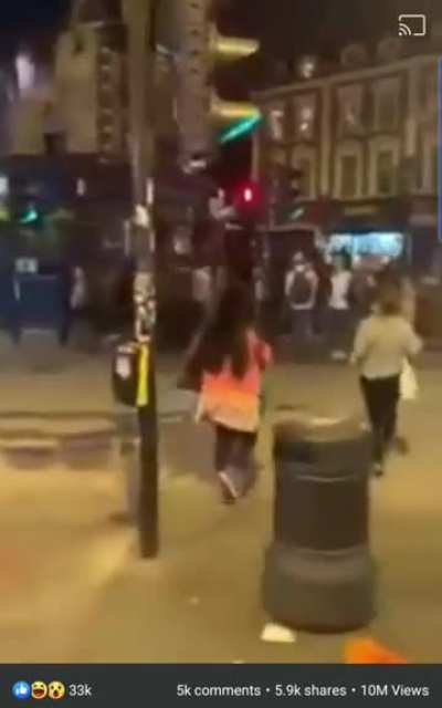 Guy get knock out with a bike lock