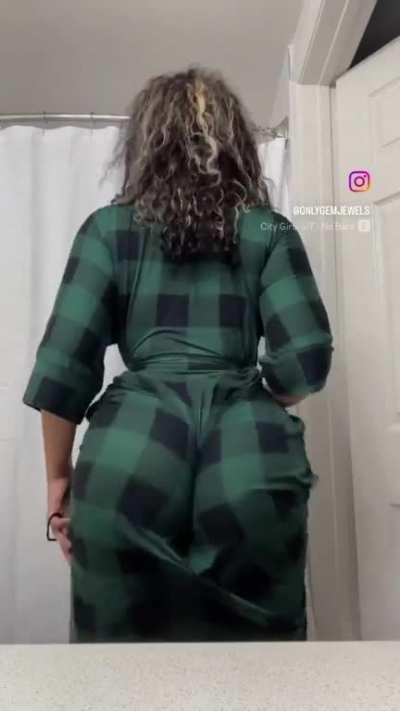 Gem jewels shaking fat ass on ig