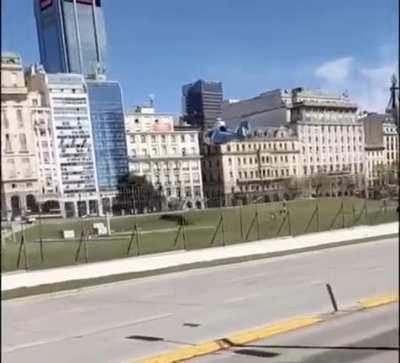En un multialverso paralelo el presidente llega planeando en helic&oacute;ptero