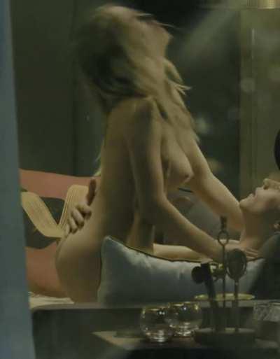 Sydney Sweeney cavalgando