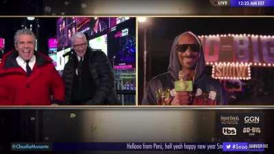 Anderson Cooper on CNN can’t take it... SNOOP GETS HIGH EVERYWHERE