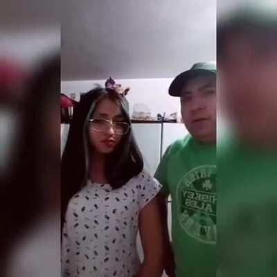 La agarraron en la movida.