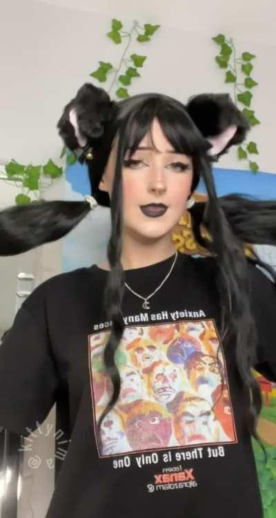 show some love if you want me to lift my shirt for you 😏💖