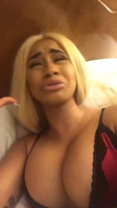 Cardi B‘s fat tits