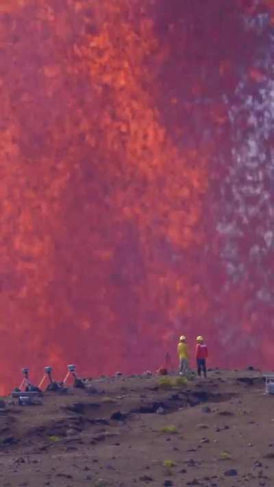 USGS scientists during Kīlauea's Episode 40 eruption on Jan 12, 2026, by photographer Travis Morrin